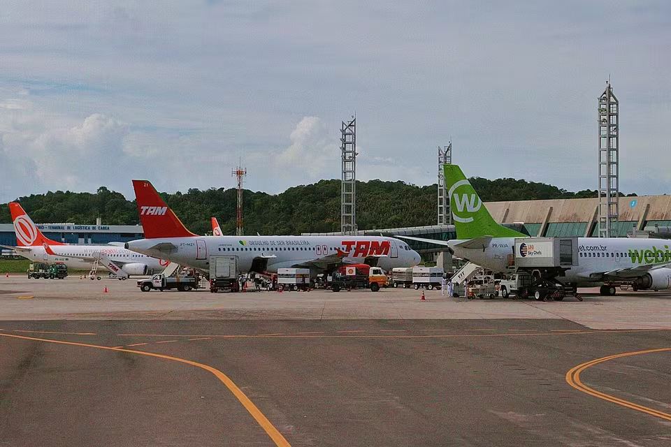 Motorista LVR recebendo viajantes com malas no aeroporto