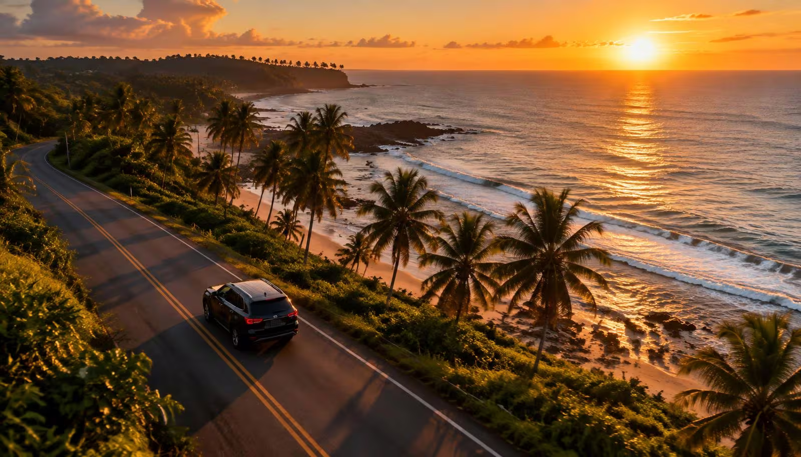 Veículo de transfer na estrada do litoral da Bahia ao pôr do sol